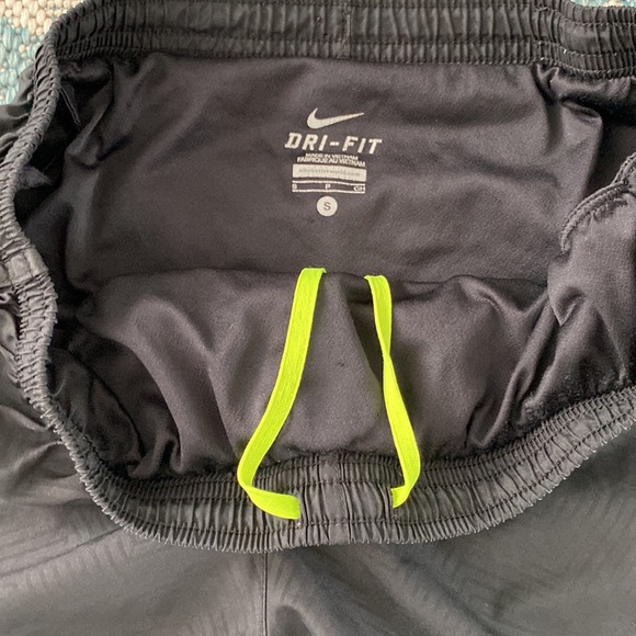 Nike size small woman’s athletic shorts - Picture 3 of 9